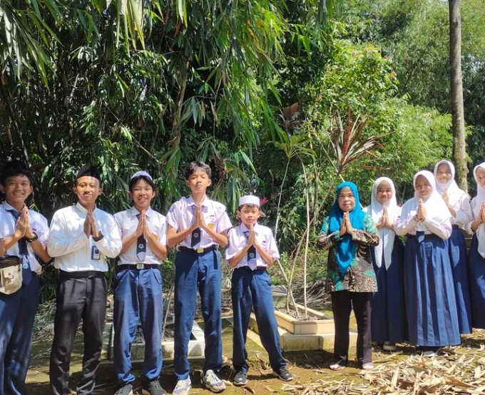 Ziarah Ke Makam Para Kepala Sekolah: SMP PGRI Cikupa Bogor Kenang Jasa Tokoh Pendiri