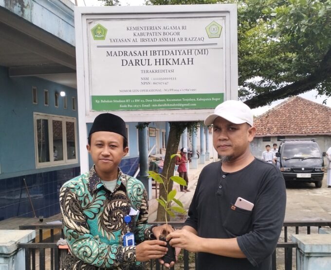 Program 10.000 Pohon oleh SMP PGRI Cikupa Bogor di MI Darul Hikmah