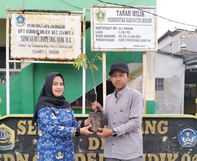 Program 10.000 Pohon oleh SMP PGRI Cikupa Bogor di SDN Cihideung Udik 04