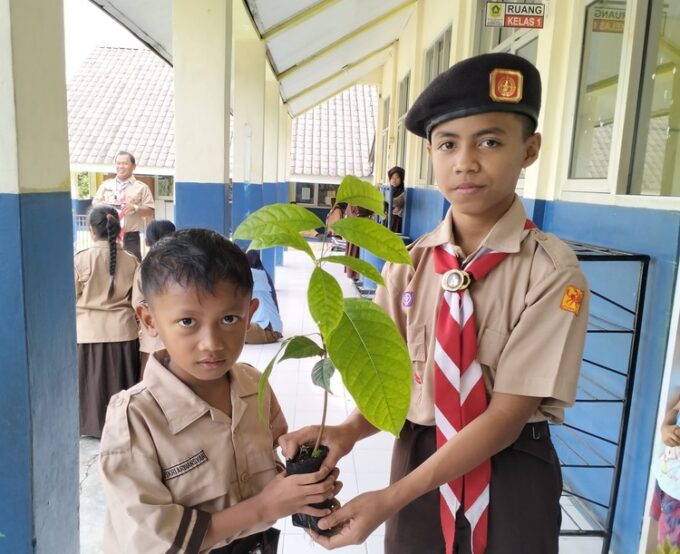 Program 10.000 Pohon oleh SMP PGRI Cikupa Bogor di SDN Petir 04