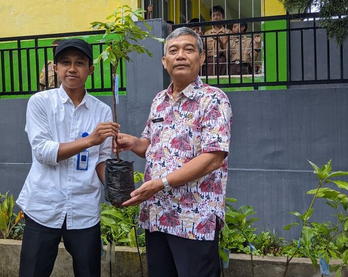 Program 10.000 Pohon oleh SMP PGRI Cikupa Bogor di SD Cihideung Udik 03