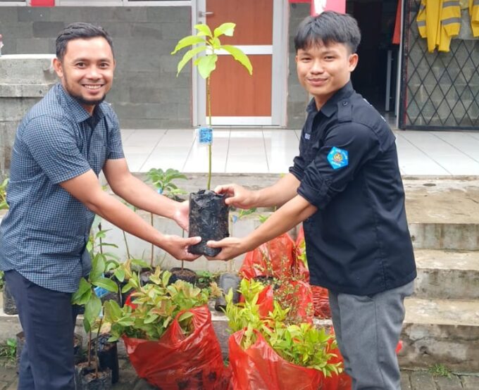 Program 10.000 Pohon oleh SMP PGRI Cikupa Bogor di SDN Bengle