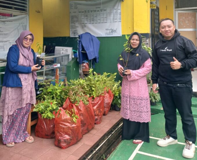 Program 10.000 Pohon oleh SMP PGRI Cikupa Bogor di SDN Cihideung Udik 02