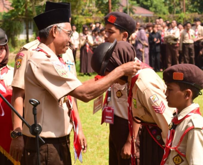 Kak Dasuki Menyematkan Nametag Kepesertaan Jambore Ranting Ke-7 , Tanda Kegiatan Jamran Resmi Dimulai