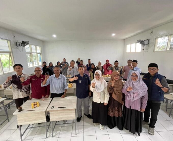 Camat Tenjolaya “Gaspol” Kampanyekan Kepedulian Lingkungan dan Pendidikan melalui Gerakan Bank Sampah Sekolah